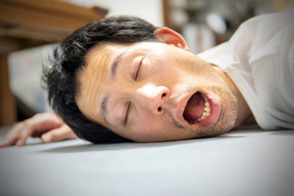 男　肌　寝顔